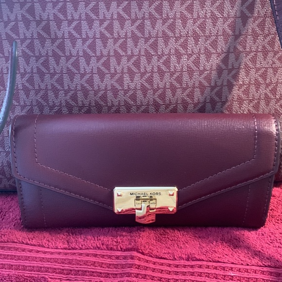 Michael Kors Merlot signature large satchel and matching credit card wallet - Picture 6 of 16